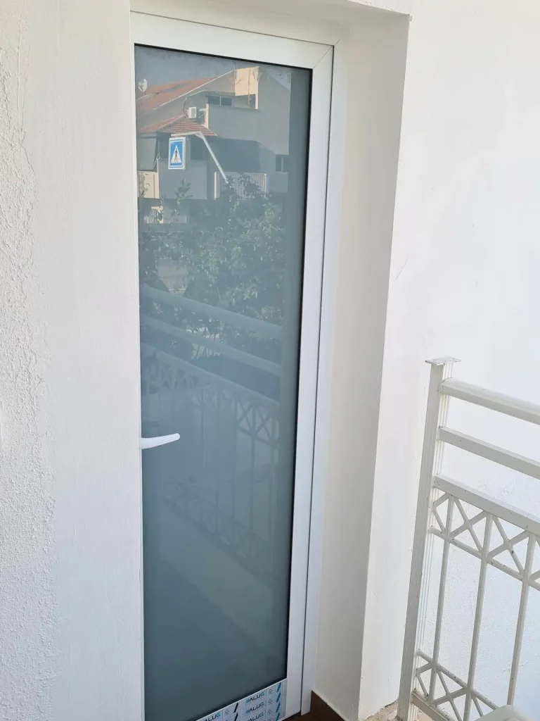 דלת אלומיניום למרפסת דגם 4400 עם זכוכית חלבית