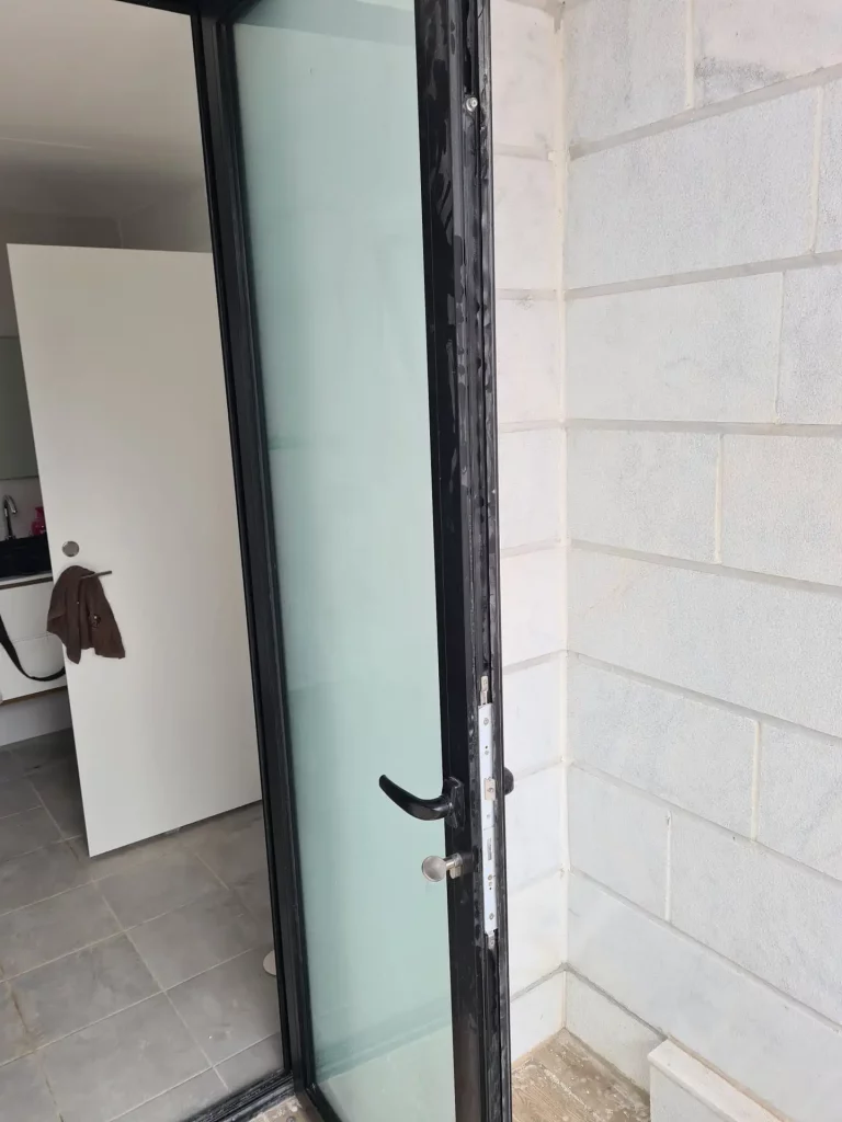 דלת אלומיניום שחורה למרפסת דגם 4400