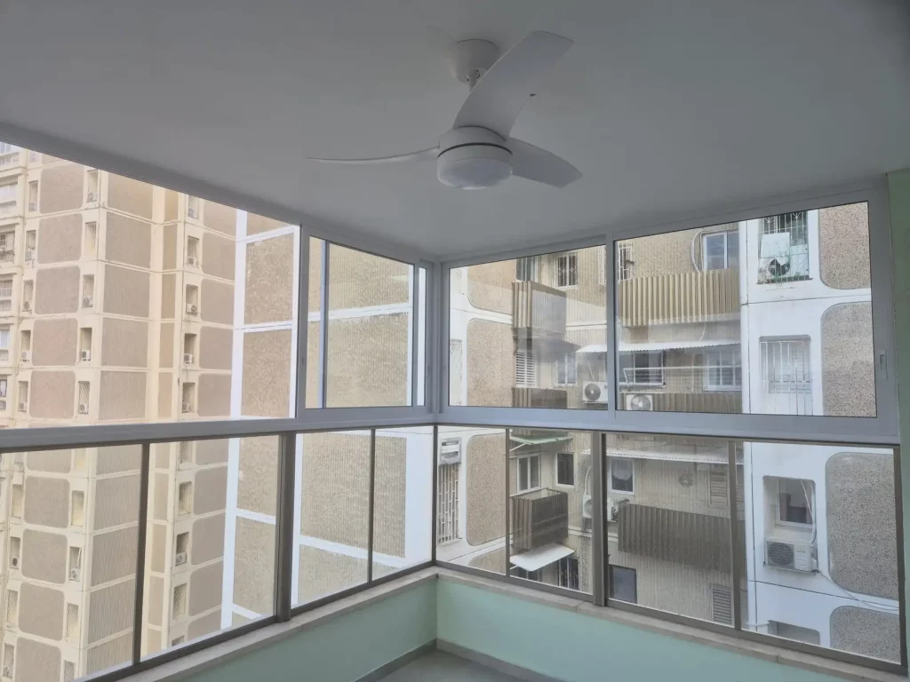 סגירת חורף פינתית למרפסת בחלונות אלומיניום הזזה