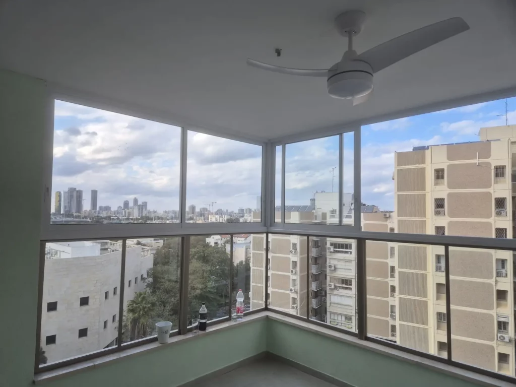 סגירת חורף למרפסת פינתית עם נוף לעיר