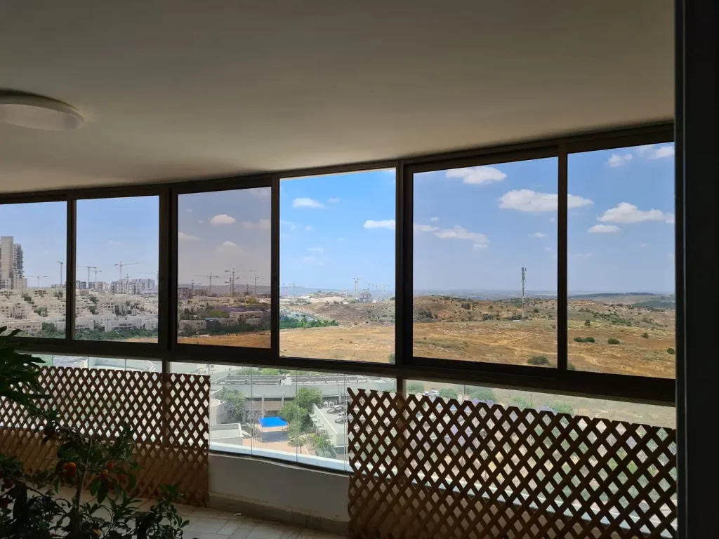 סגירת מרפסת מאלומיניום בחלונות הזזה פנורמיים
