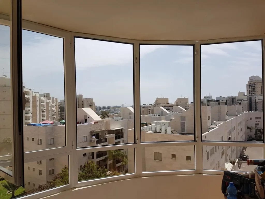 סגירת חורף מעוגלת למרפסת בחלונות אלומיניום הזזה