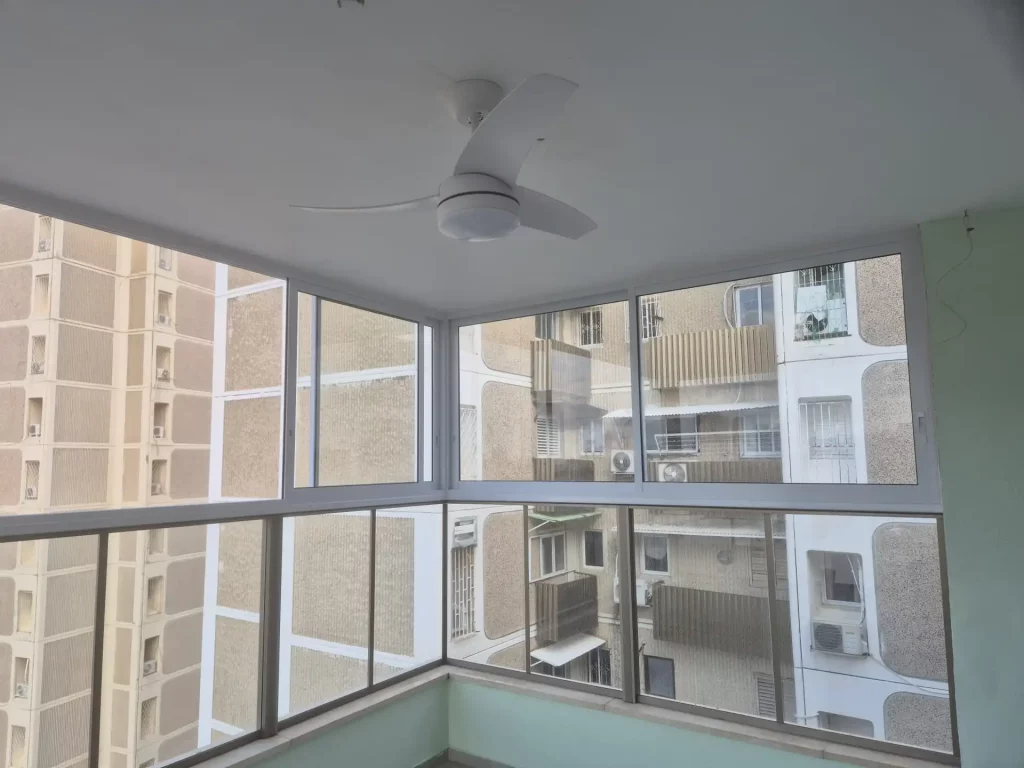 סגירת מרפסת פינתית מאלומיניום וזכוכית עם מאוורר תקרה