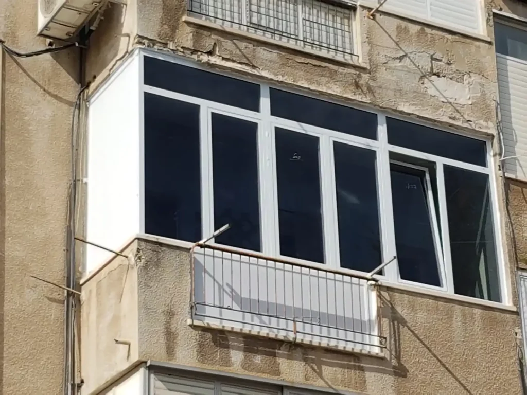 סגירת מרפסת מאלומיניום וזכוכית בבניין ישן