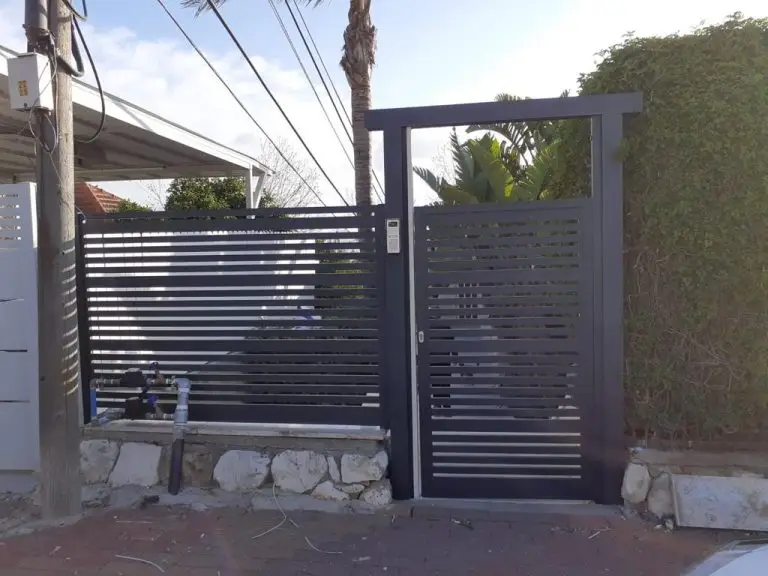 דלת אלומיניום בחוץ