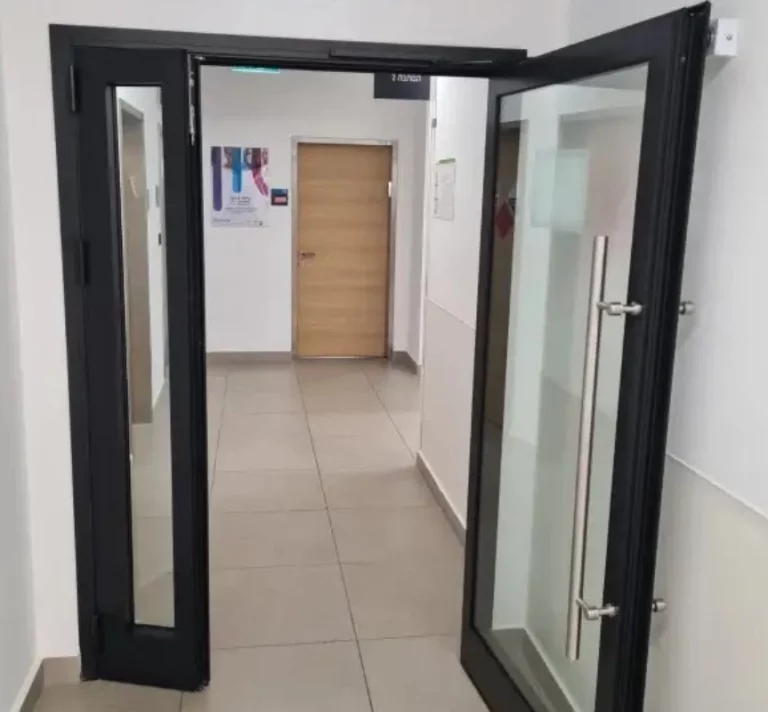 דלתות פנים מאלומיניום