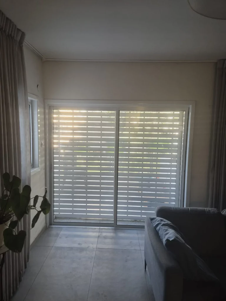 דלת הזזה מאלומיניום עם תריס רפפות מובנה ויציאה למרפסת