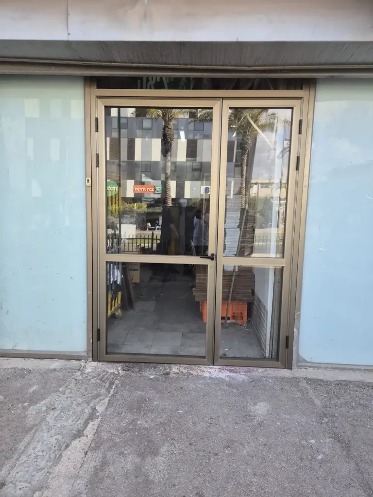דלת כניסה כפולה מאלומיניום וזכוכית לבית עסק