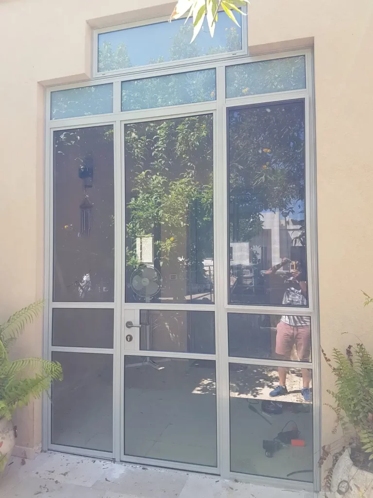 דלת כניסה מאלומיניום וזכוכית עם חלוקות וויטראז׳ עליון