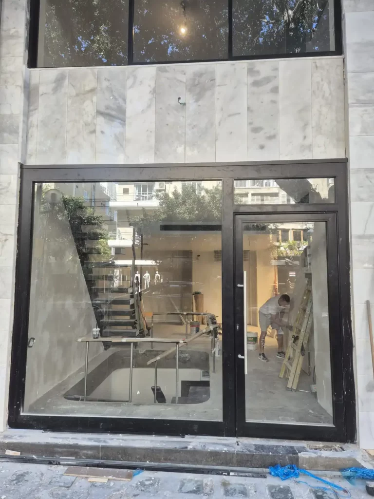 חזית כניסה וויטרינה מאלומיניום שחור לבית עסק